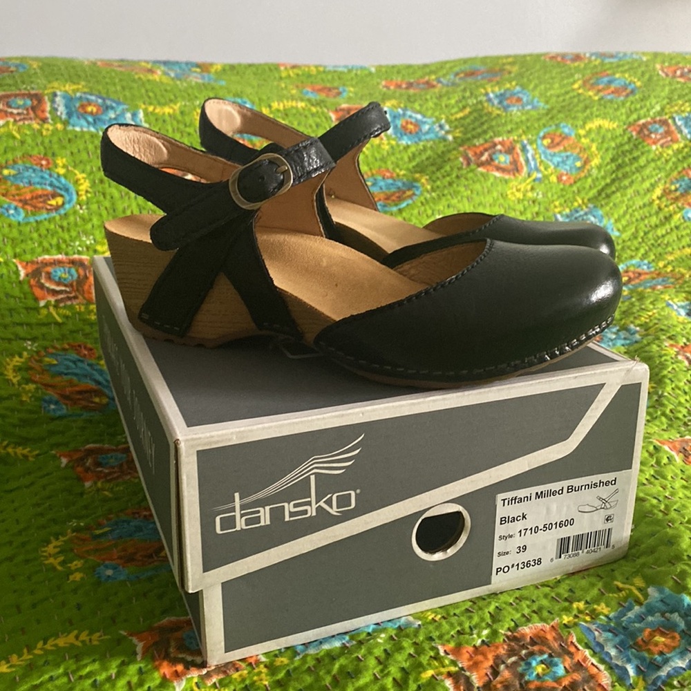 New with box Tiffani dansko sandal black